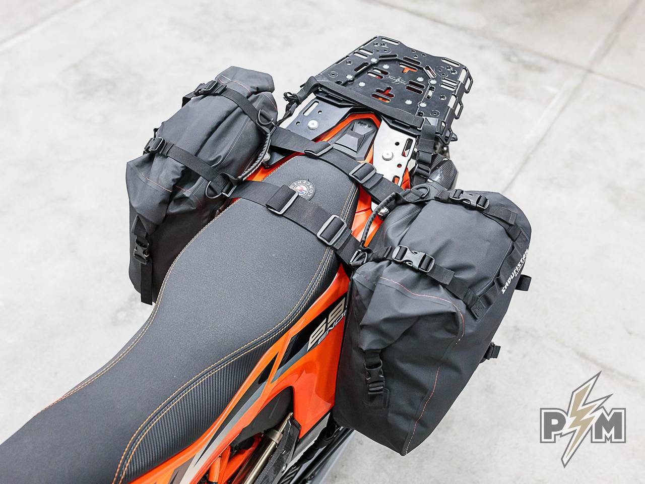 Perun moto KTM 690 Luggage rack and Extension plate with Enduristan Blizzard XL