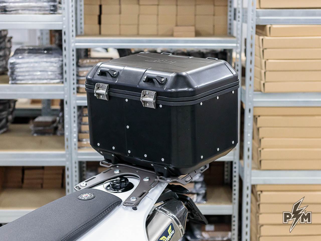 Perun moto Husqvarna 701 Luggage rack & Extension plate + Givi top case