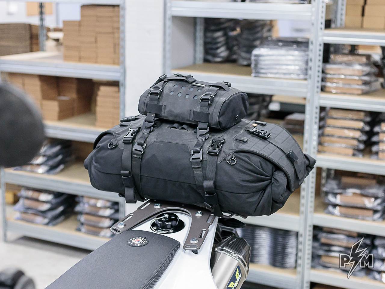 バッグ risk-junk Kriega US-40 Rackpack on Husqvarna 701 - Perunmoto