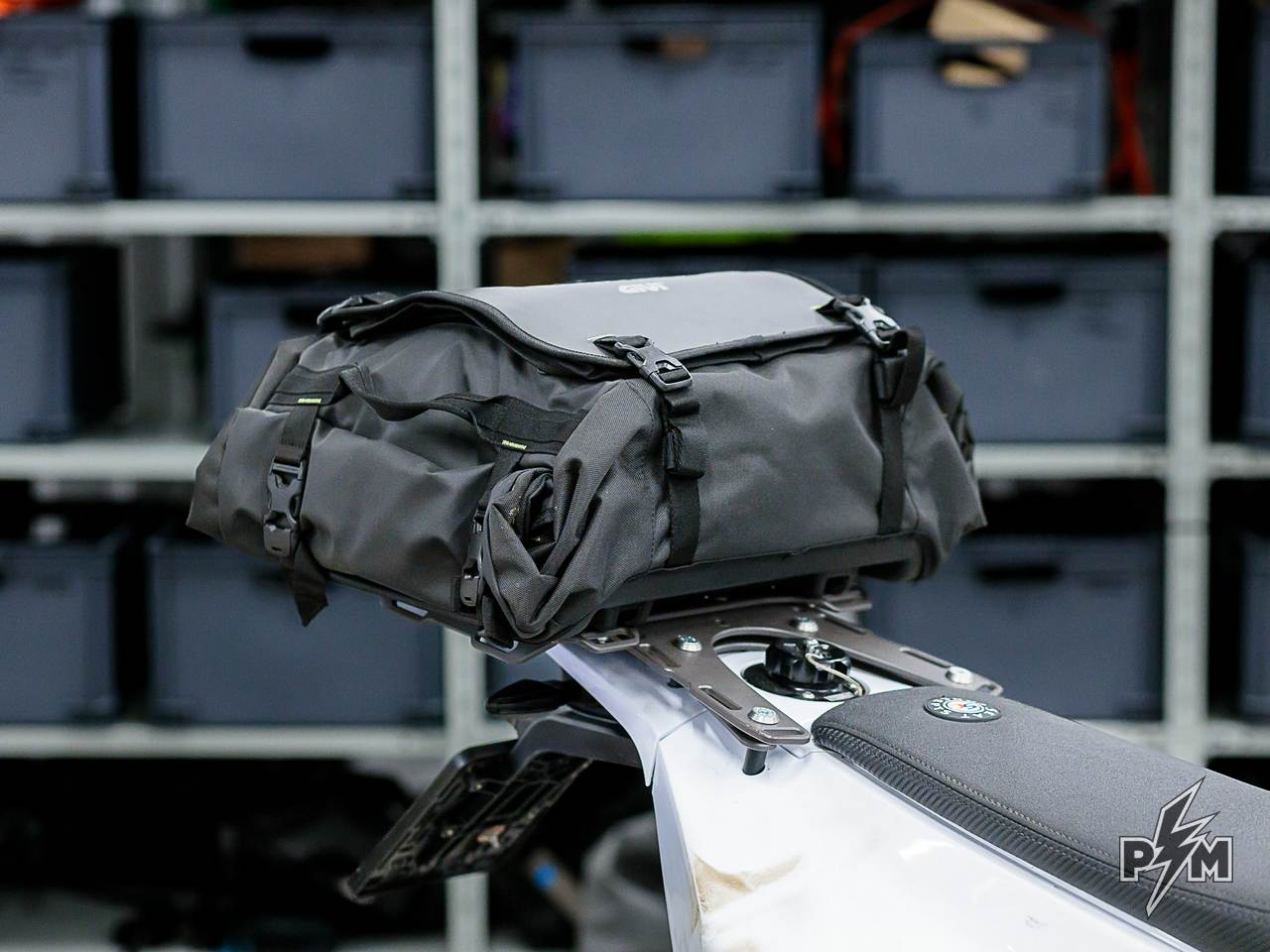 Perun moto Husqvarna 701 Luggage rack & Extension plate with Givi Canyon