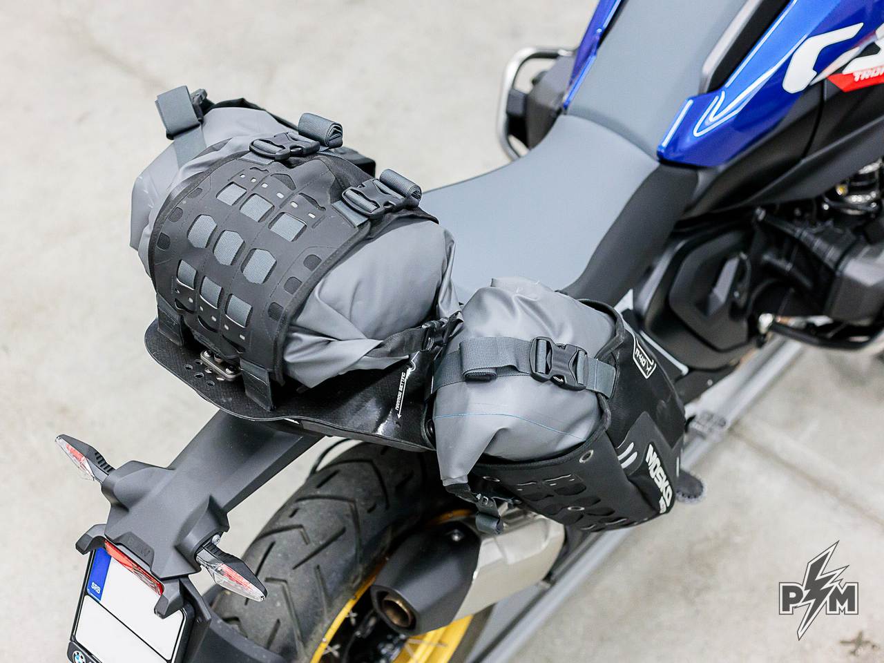 Perun moto BMW R1300GS Gnoblin mount with Mosko Reckless 40 V4
