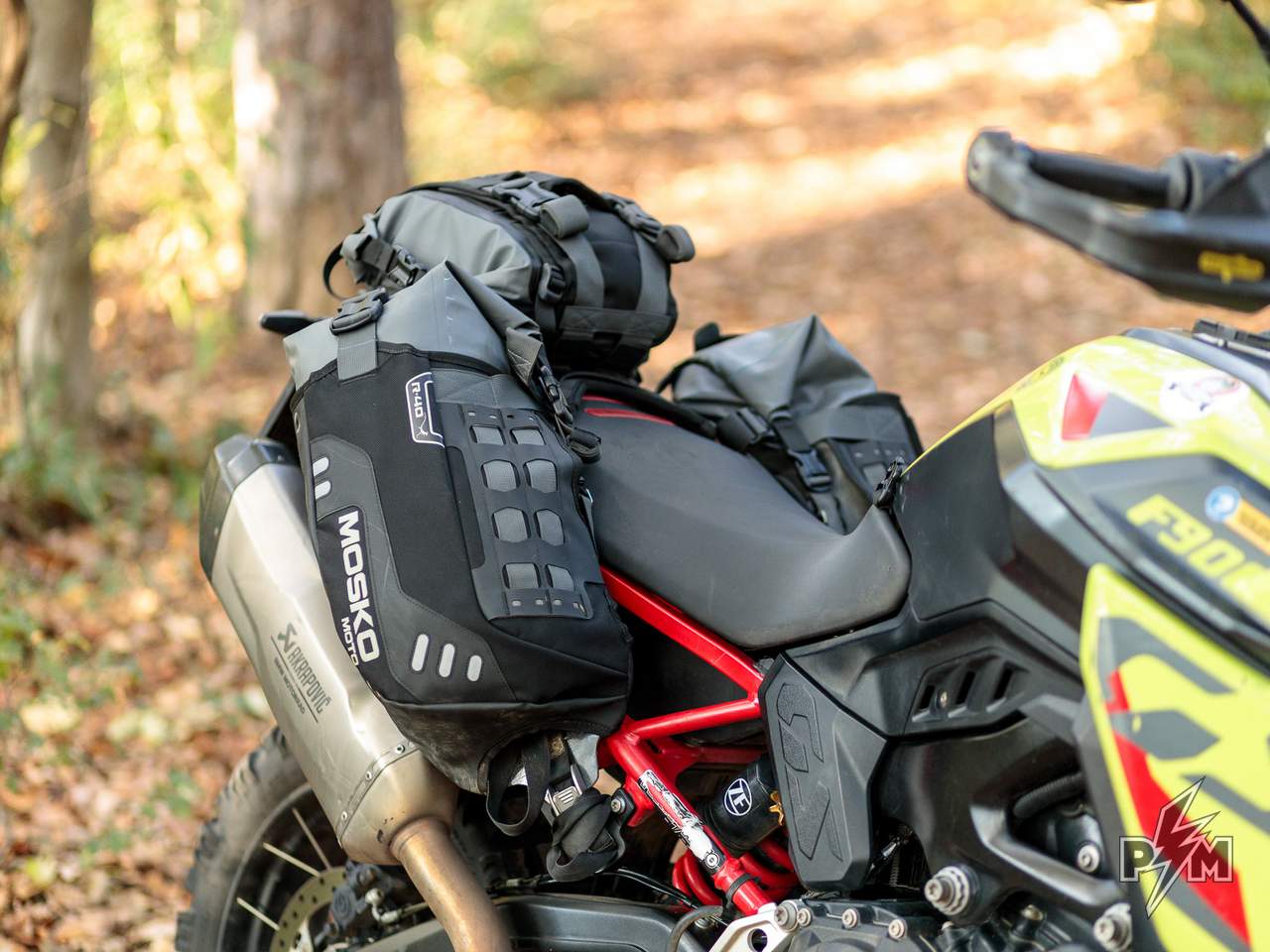 Perun moto Mini Top Rack for BMW F900GS with mosko moto reckless 40 and the Gnoblin