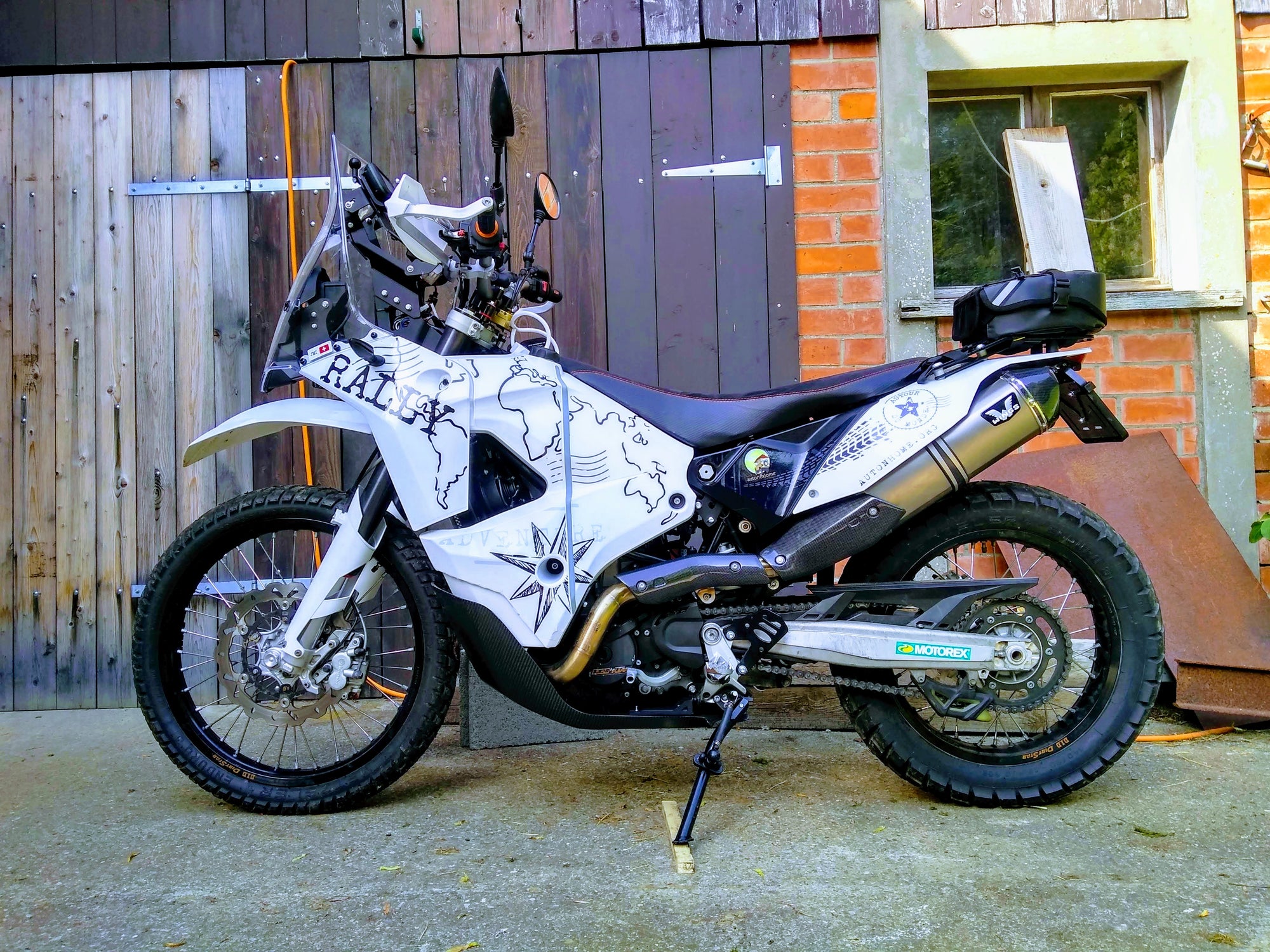 KIT690 bike with Perun moto and Giant Loop combo