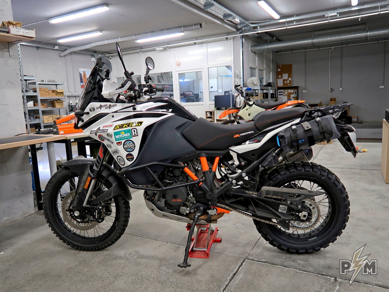 Mosko moto Fatty tool roll and Perun moto 1X90 Side carriers