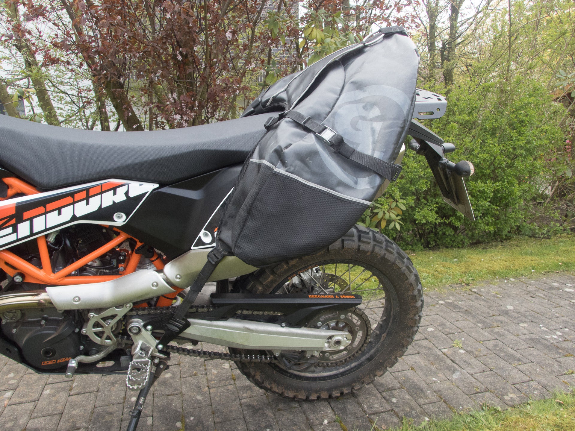 More pictures of Giant Loop Coyote and Perun moto KTM 690 Enduro Luggage rack SD and Heel guards